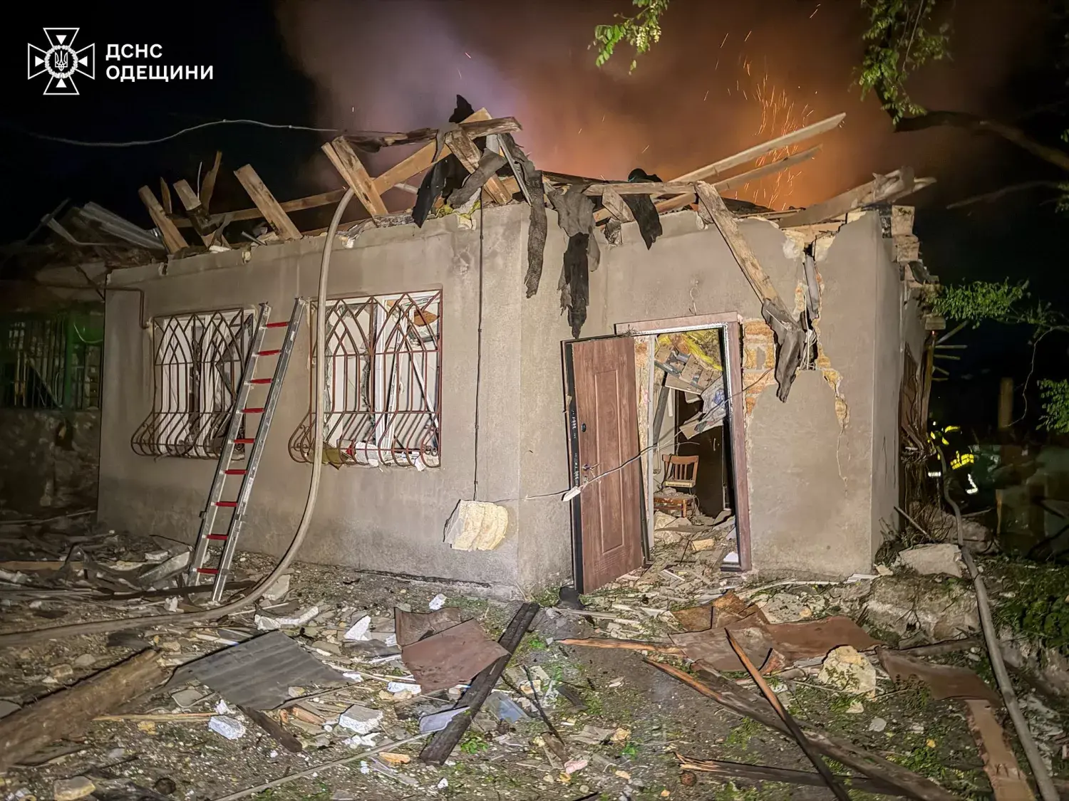 Повторні тривоги та руйнування в Одесі: ворожі безпілотники атакували житлові квартали