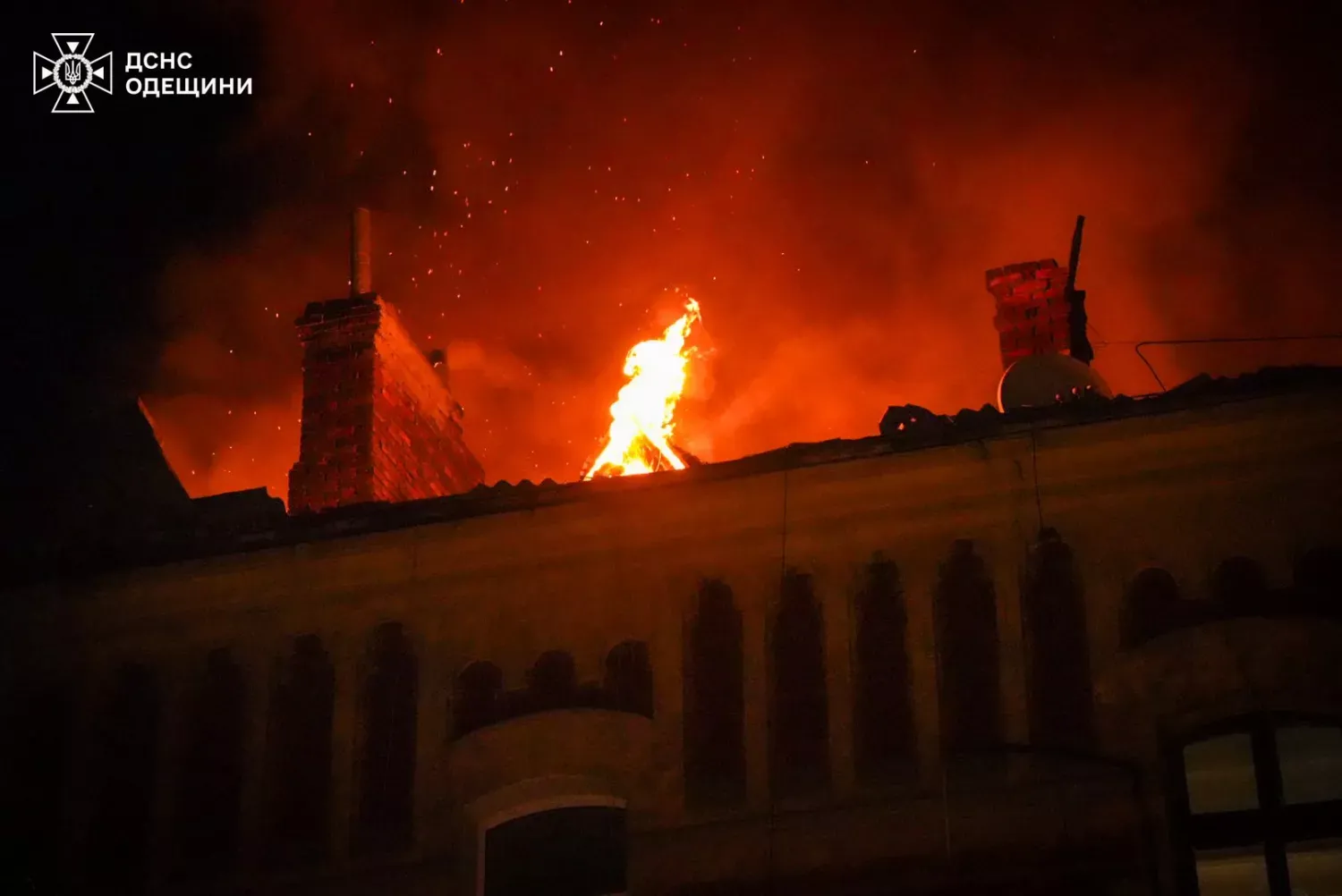 Повторні тривоги та руйнування в Одесі: ворожі безпілотники атакували житлові квартали