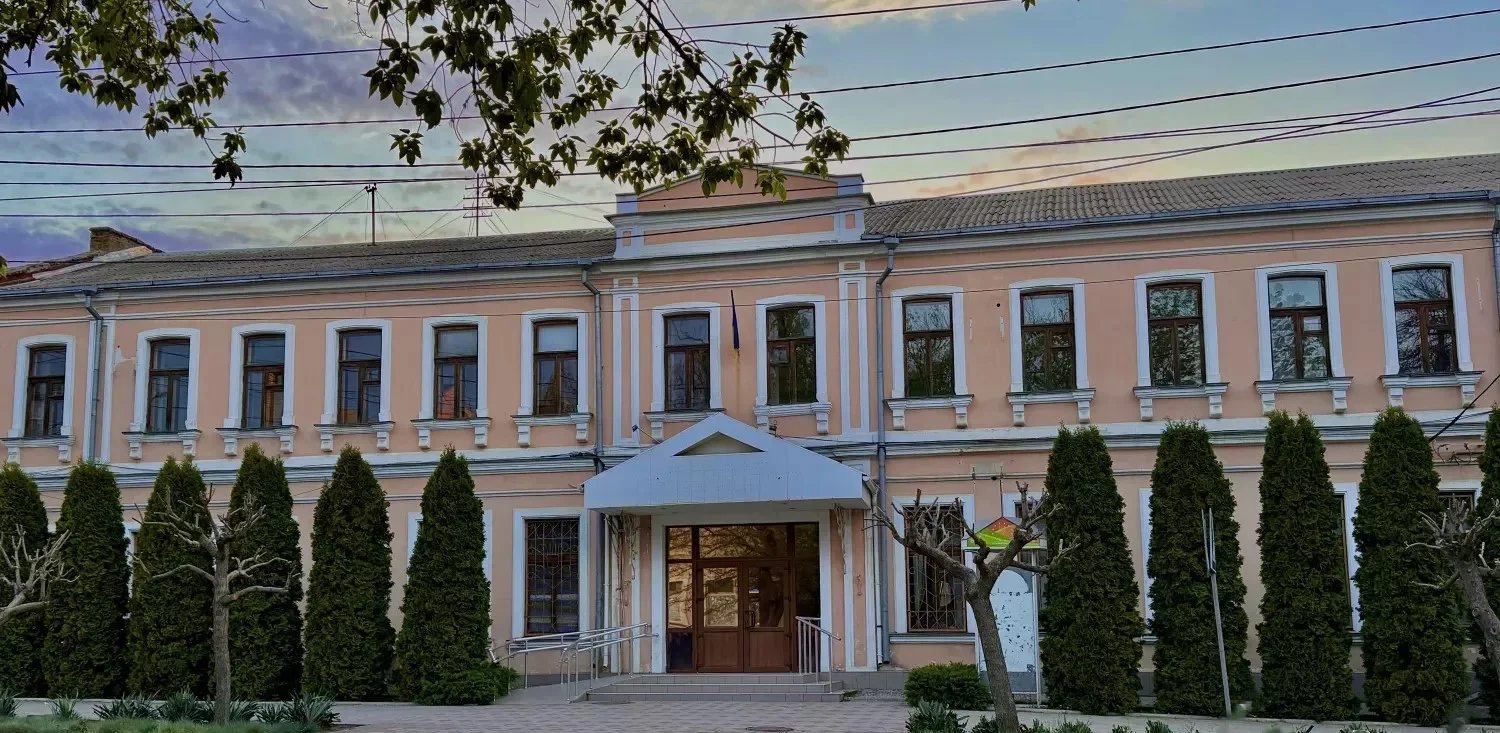 У Миколаєві виставили на продаж занедбану філію відомого вишу вартістю понад мільйон доларів