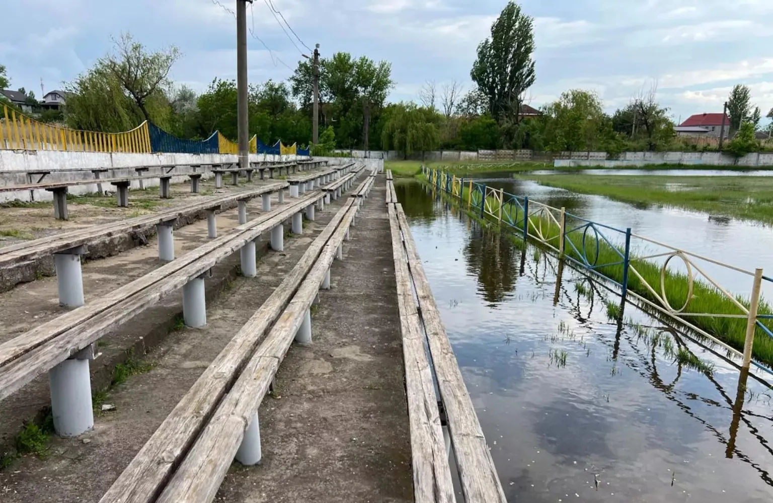 Замість футболу — водойма для птахів: на Миколаївщині шукають спосіб врятувати затоплений стадіон спортшколи