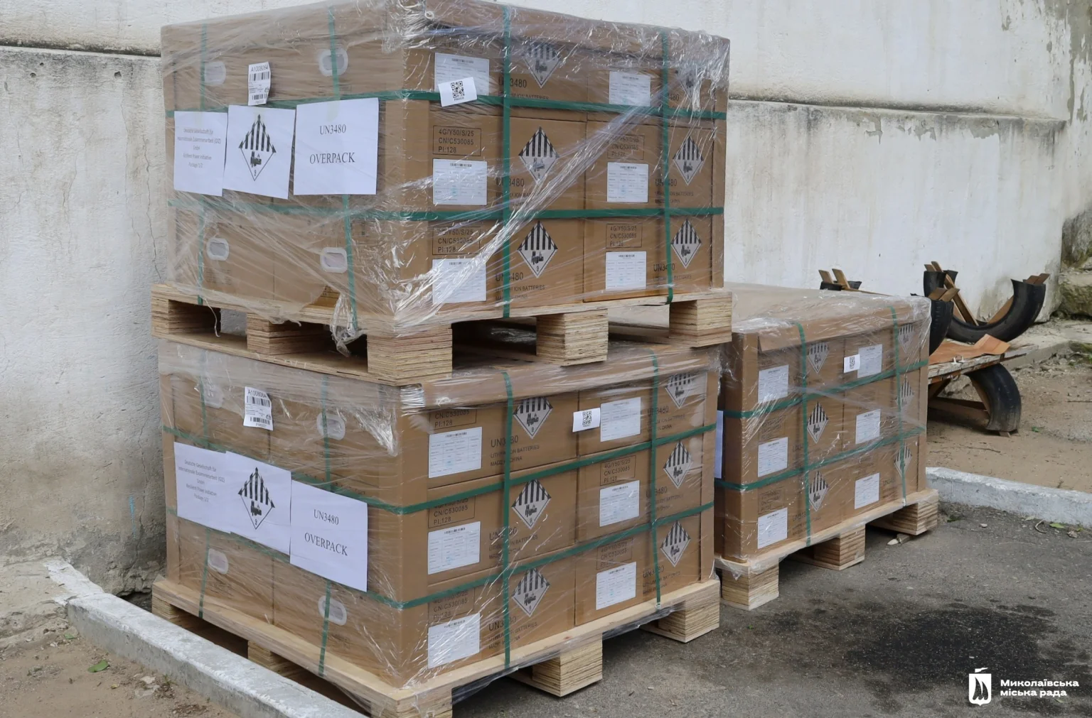 Миколаївським гуртожиткам для ВПО передали німецькі системи резервного живлення