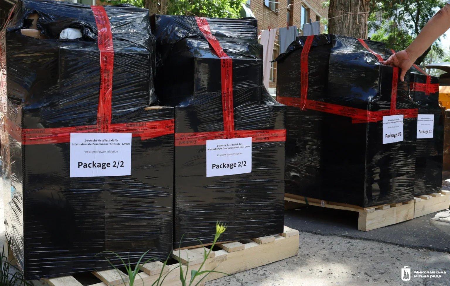 Миколаївським гуртожиткам для ВПО передали німецькі системи резервного живлення