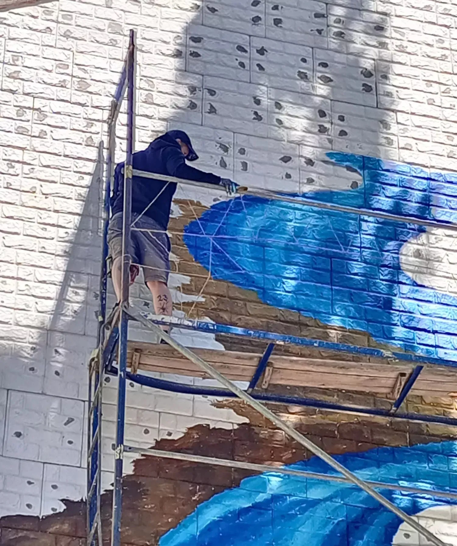 Пам’ять в один тон: стінопис із Миколою Аркасом прикрасив стіну готелю в Миколаєві