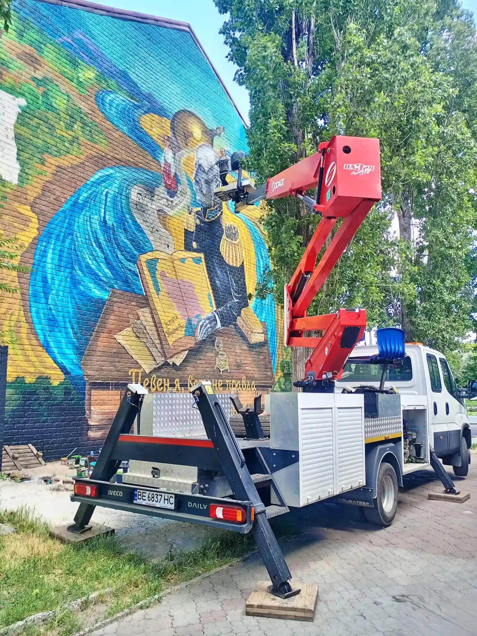 Пам’ять в один тон: стінопис із Миколою Аркасом прикрасив стіну готелю в Миколаєві