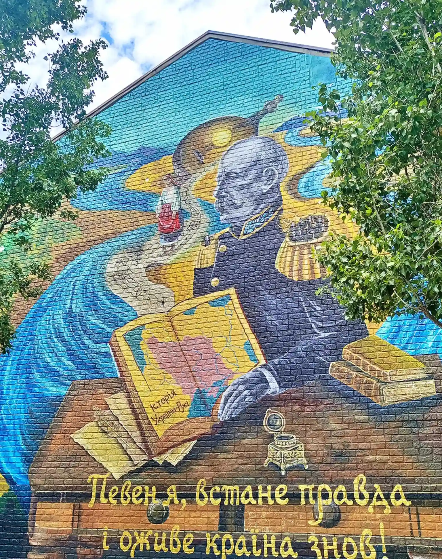 Пам’ять в один тон: стінопис із Миколою Аркасом прикрасив стіну готелю в Миколаєві