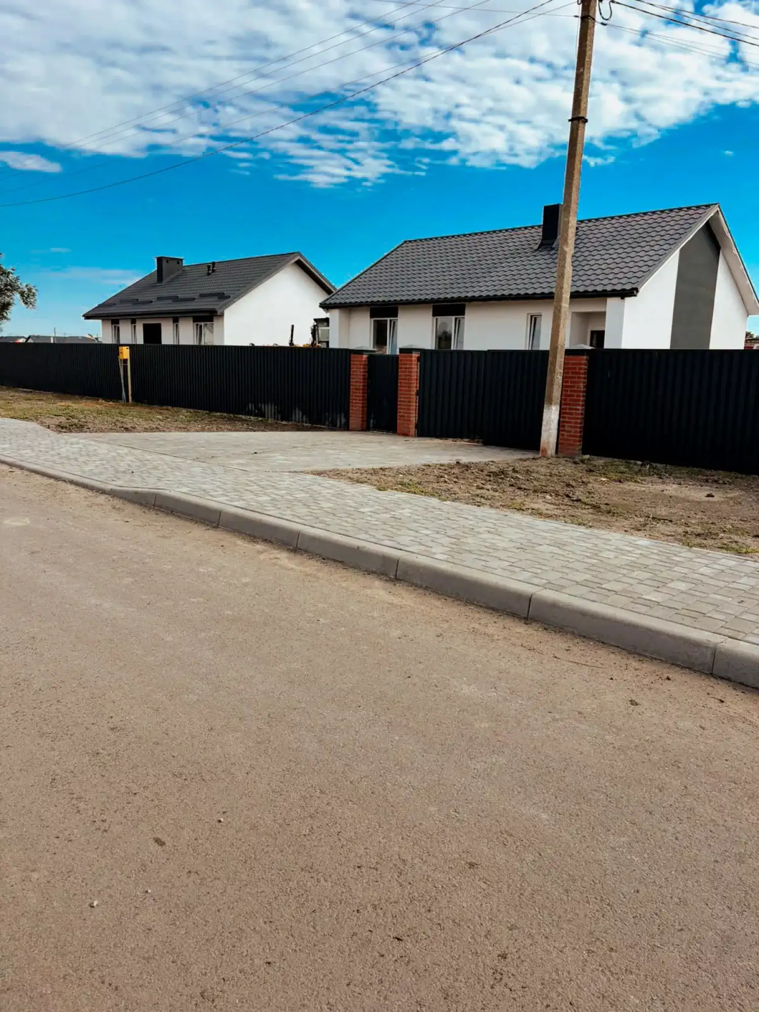 Нове життя зруйнованого села: як на Херсонщині зводять сотні будинків та комунікації